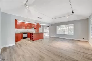 Photo #4: 2492686 Listing