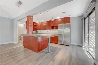 Photo #5: 2492686 Listing