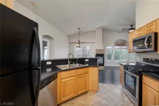 Photo #4: 2492919 Listing