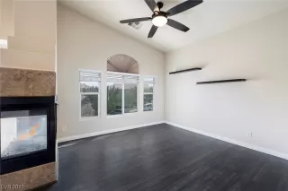 Photo #5: 2492919 Listing