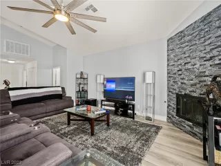 Photo #2: 2492936 Listing