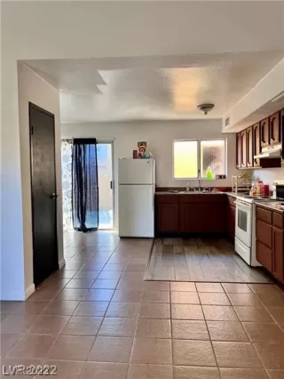 Photo #1: 2492967 Listing 