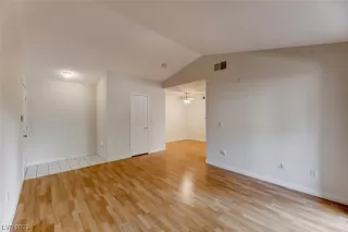 Photo #3: 2493130 Listing