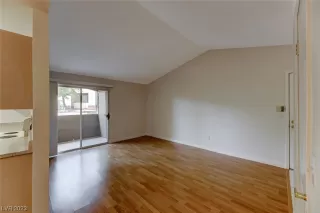 Photo #4: 2493130 Listing