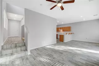 Photo #4: 2493180 Listing