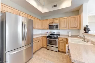 Photo #3: 2493198 Listing