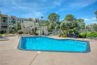 Photo #4: 2493237 Listing