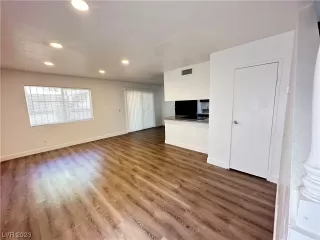 Photo #3: 2493350 Listing 