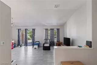 Photo #4: 2493401 Listing