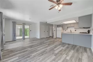 Photo #4: 2493426 Listing