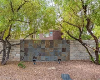 Photo #4: 2493599 Listing