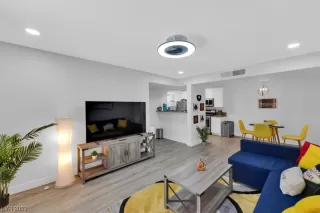 Photo #3: 2493629 Listing 