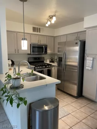 Photo #3: 2493898 Listing 