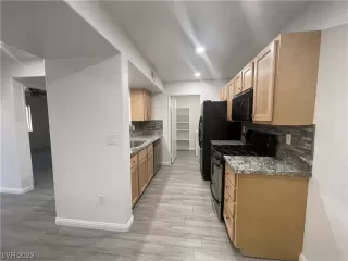 Photo #6: 2493903 Listing