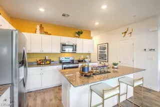 Photo #2: 2493905 Listing