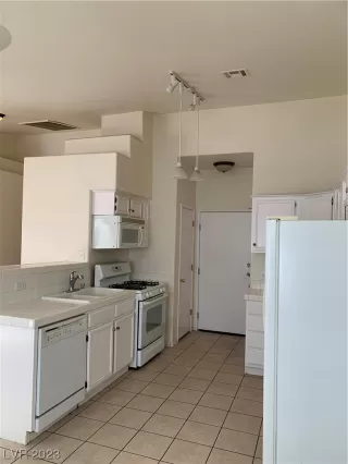 Photo #6: 2493909 Listing 