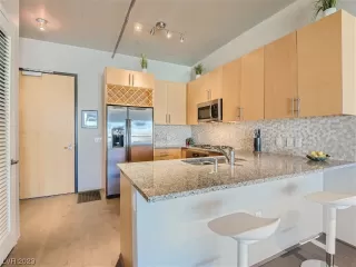 Photo #4: 2493922 Listing