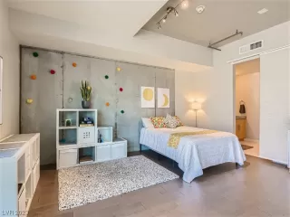 Photo #6: 2493922 Listing