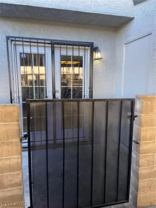 Photo #1: 2493938 Listing 