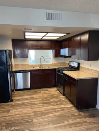 Photo #3: 2493938 Listing 