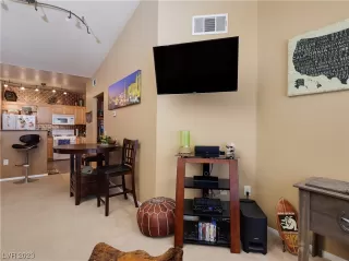 Photo #3: 2494054 Listing