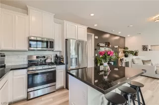 Photo #2: 2494090 Listing