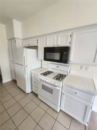 Photo #3: 2494237 Listing 