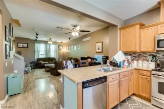 Photo #4: 2494328 Listing