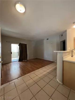 Photo #3: 2494458 Listing 