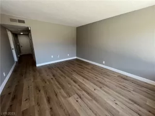 Photo #2: 2494616 Listing