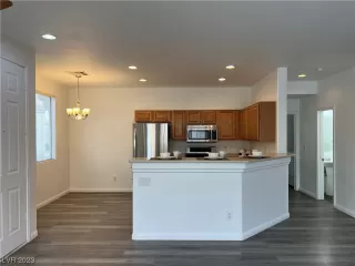 Photo #3: 2494675 Listing