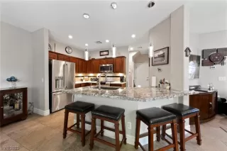 Photo #6: 2494718 Listing