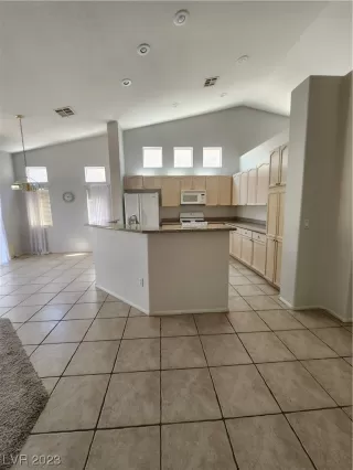 Photo #3: 2494728 Listing 