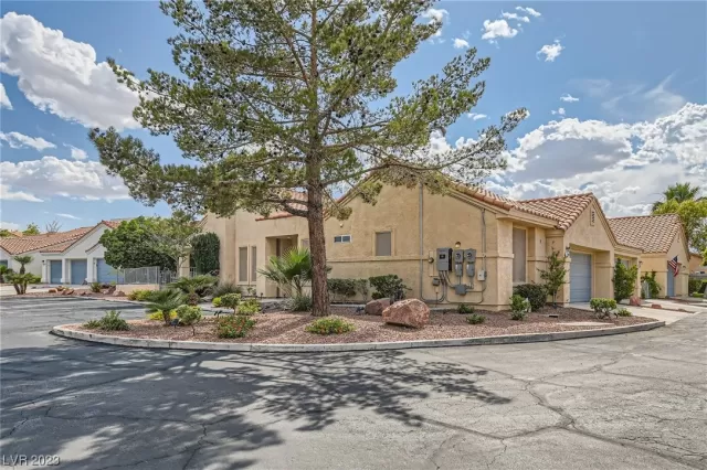 MLS: 2494784 Condo For Sale