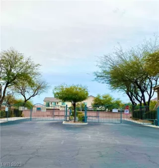 Photo #2: 2494916 Listing