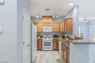 Photo #6: 2494983 Listing