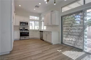 Photo #5: 2495083 Listing