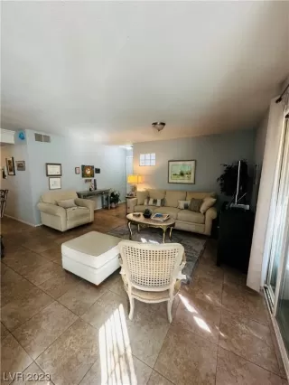 Photo #5: 2495091 Listing