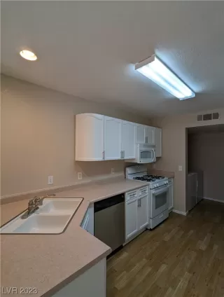 Photo #6: 2495107 Listing 
