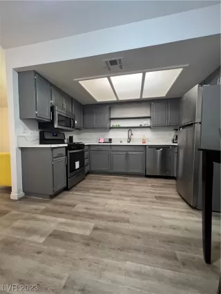 Photo #5: 2495441 Listing 