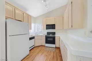 Photo #6: 2495584 Listing