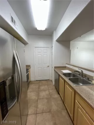 Photo #5: 2495741 Listing