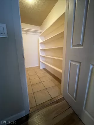 Photo #5: 2495762 Listing