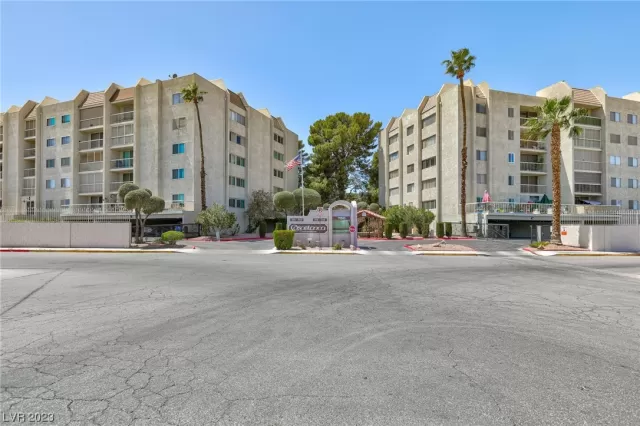 MLS: 2495984 Condo For Sale