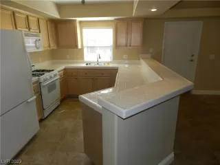 Photo #6: 2496123 Listing