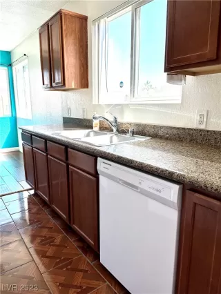 Photo #2: 2496240 Listing 