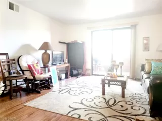 Photo #4: 2496401 Listing 