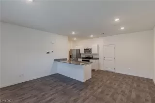 Photo #4: 2496403 Listing