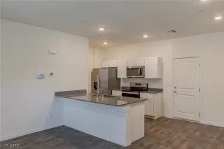 Photo #5: 2496403 Listing