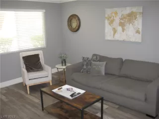 Photo #5: 2496473 Listing